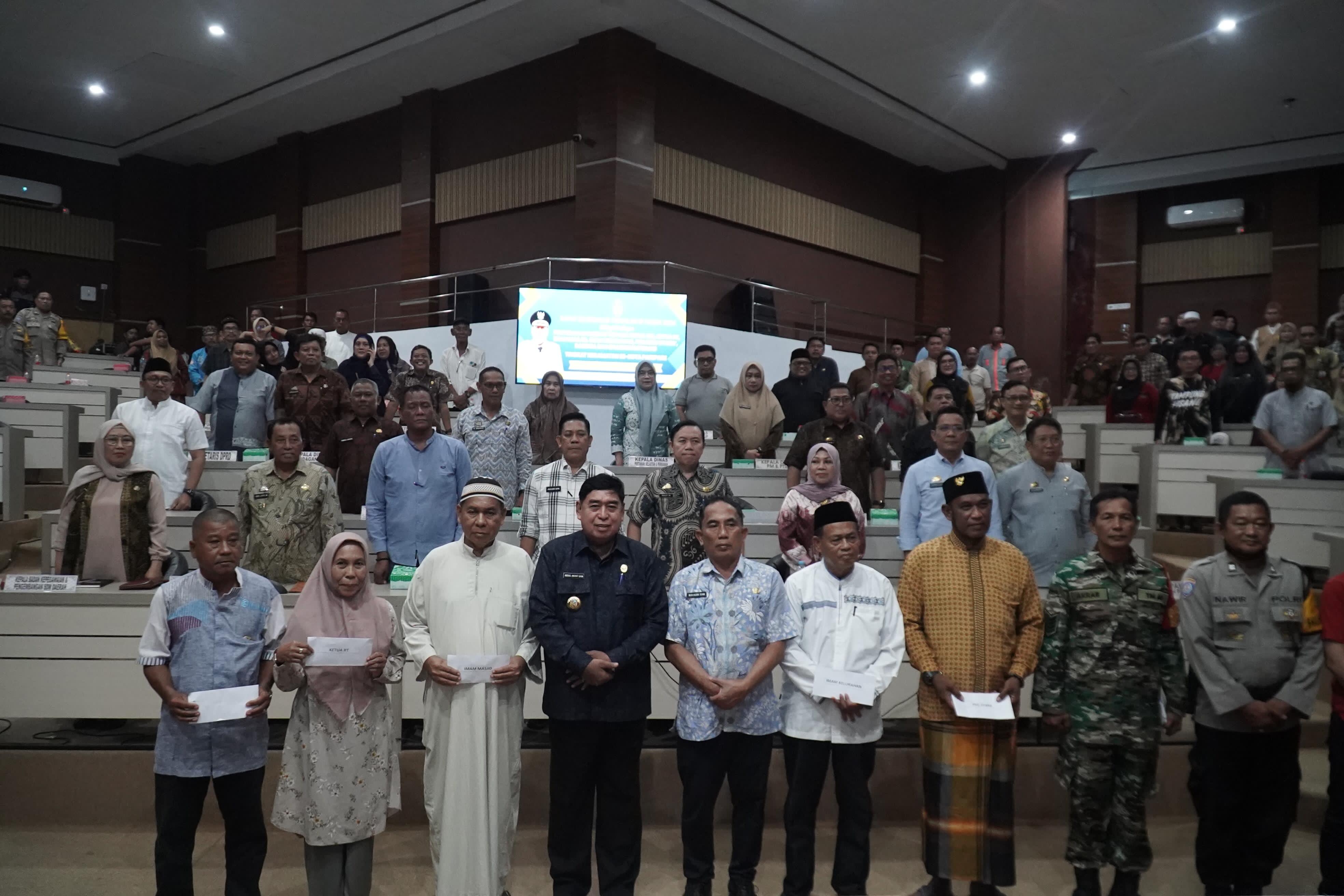 Pemkot Parepare Kembali Serahkan Insentif ke Ribuan Tokoh Masyarakat, Pj Wali Kota Minta Bersama Kawal Tata Kelola Pemerintahan